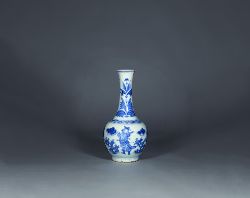 明崇祯 青花人物故事长颈瓶 - 图1