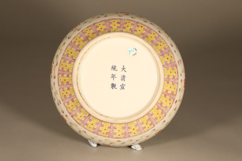 清 粉彩云蝠纹瓶 - 图4