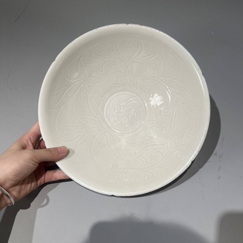 明代 白釉刻划花葵口大碗 - 图5