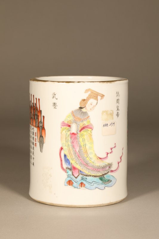 清同治 粉彩无双谱笔筒 - 图3