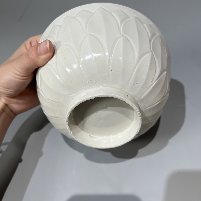 明代 白釉刻龙纹外莲瓣纹碗 - 图10