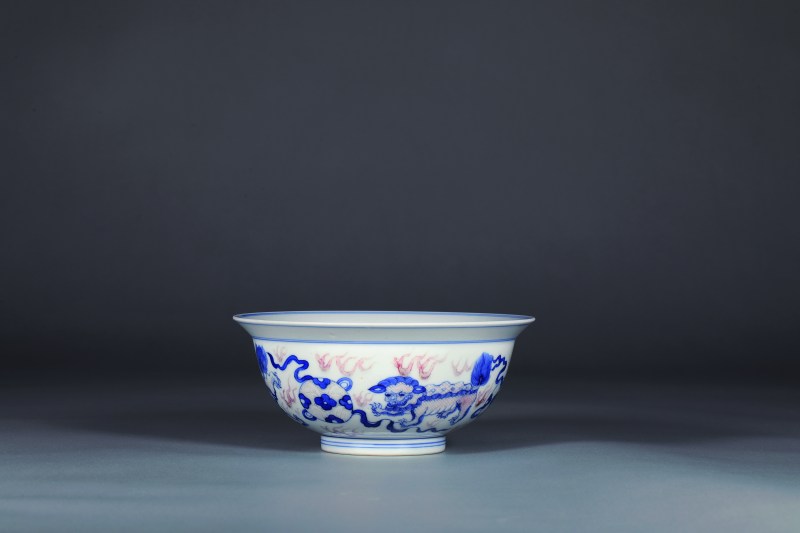清 青花釉里红狮子绣球折沿碗 - 图1