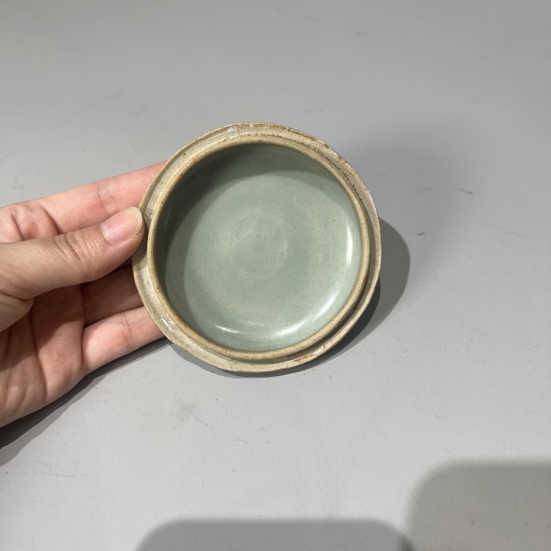 明代 龙泉窑粉青釉印花粉盒 - 图8