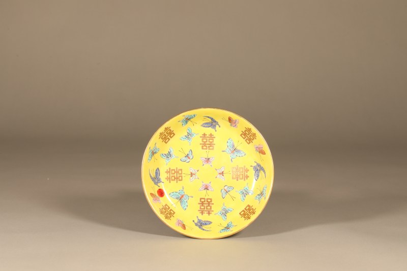 清同治 黄釉粉彩描金百蝶喜字纹盘 - 图7