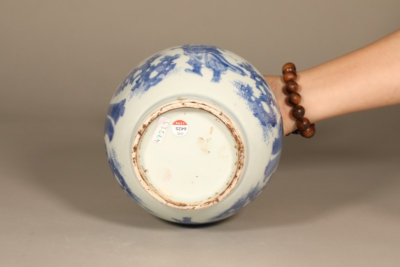 明崇祯 青花人物故事长颈瓶 - 图3