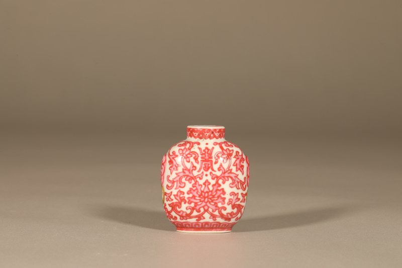 清道光 胭脂红釉缠枝莲纹鼻烟壶 - 图5