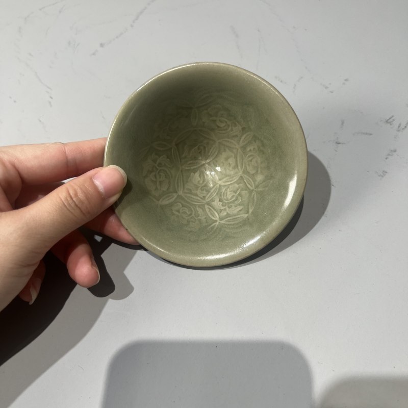 明代 青釉金钱锦地团花纹小盏 - 图5