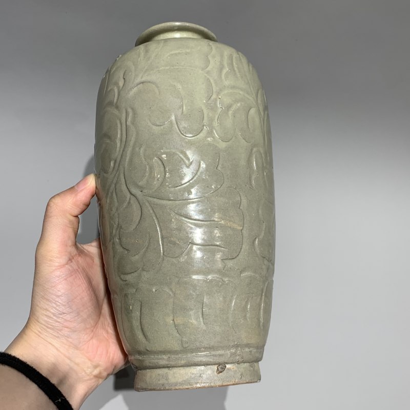 明代 青釉刻花缠枝牡丹纹梅瓶 - 图7