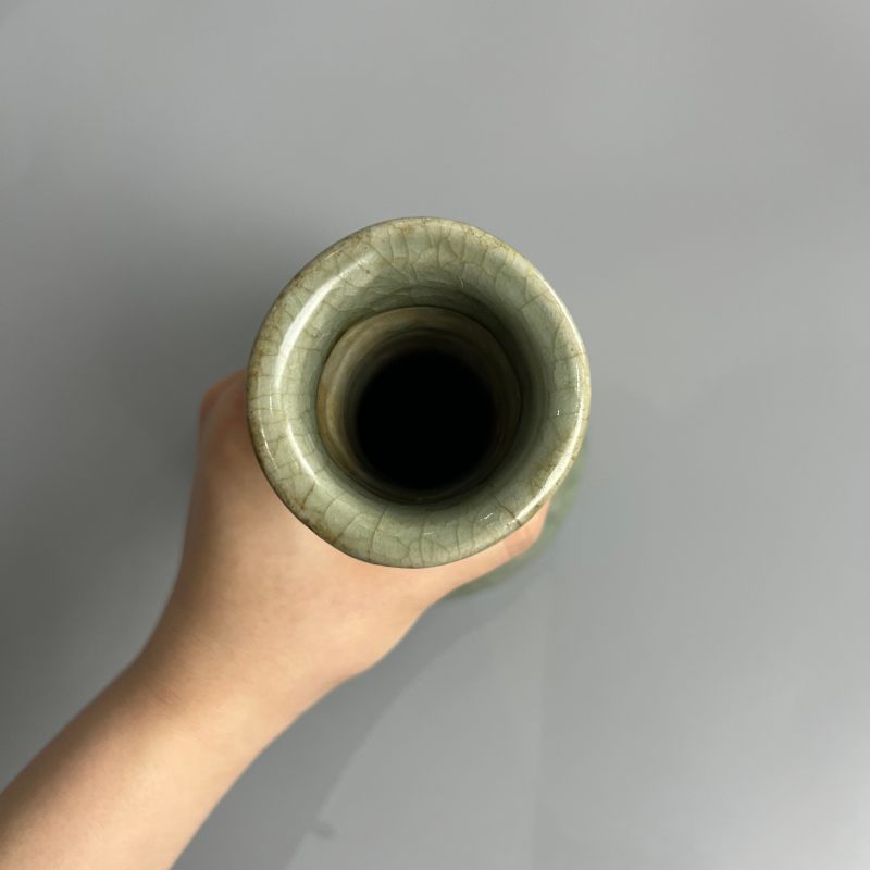 明代 龙泉窑梅子青釉刻花长颈瓶 - 图8