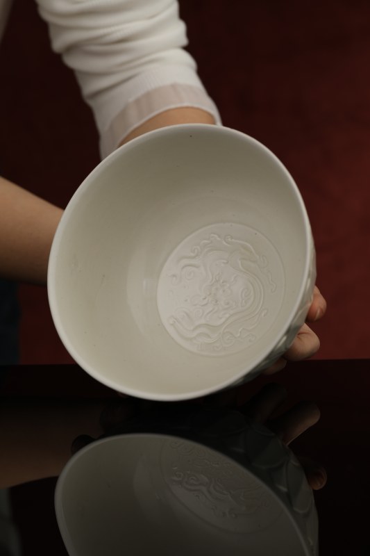 明代 白釉刻龙纹外莲瓣纹碗 - 图4