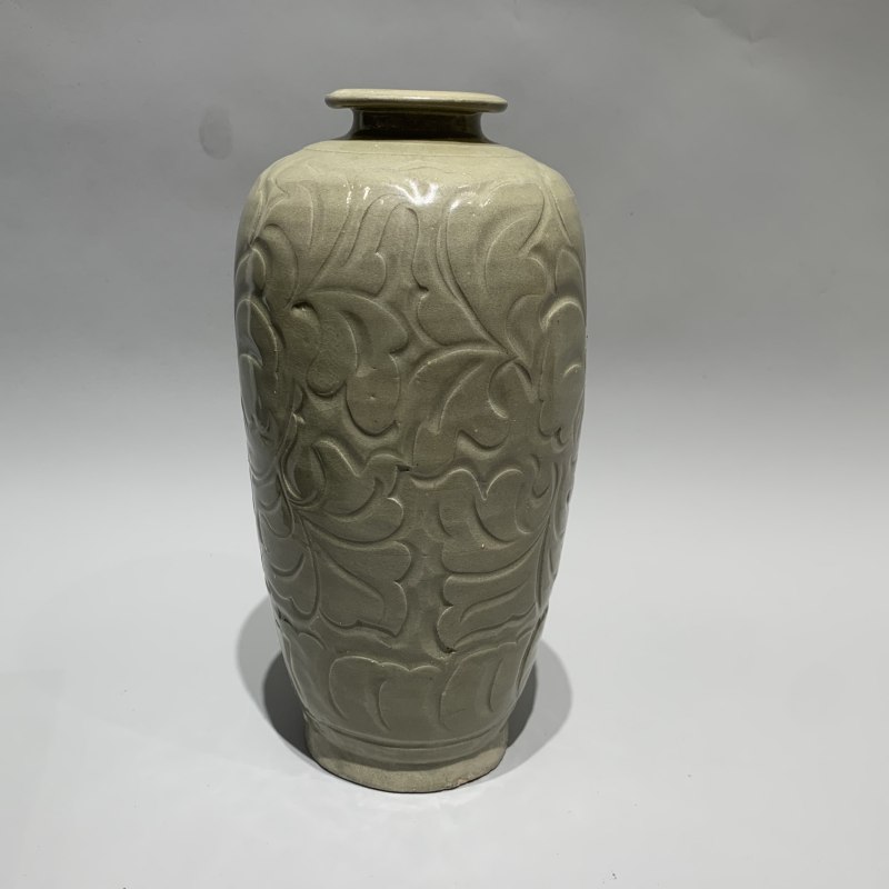 明代 青釉刻花缠枝牡丹纹梅瓶 - 图2