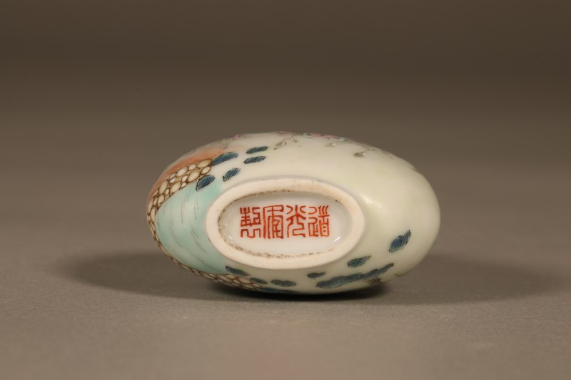 清道光 粉彩山水人物鼻烟壶 - 图2