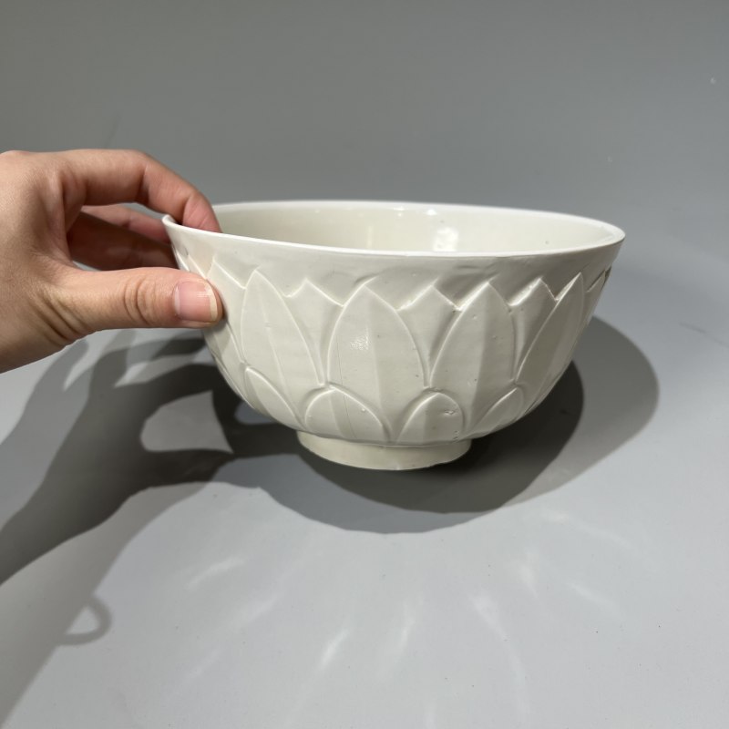 明代 白釉刻龙纹外莲瓣纹碗 - 图6