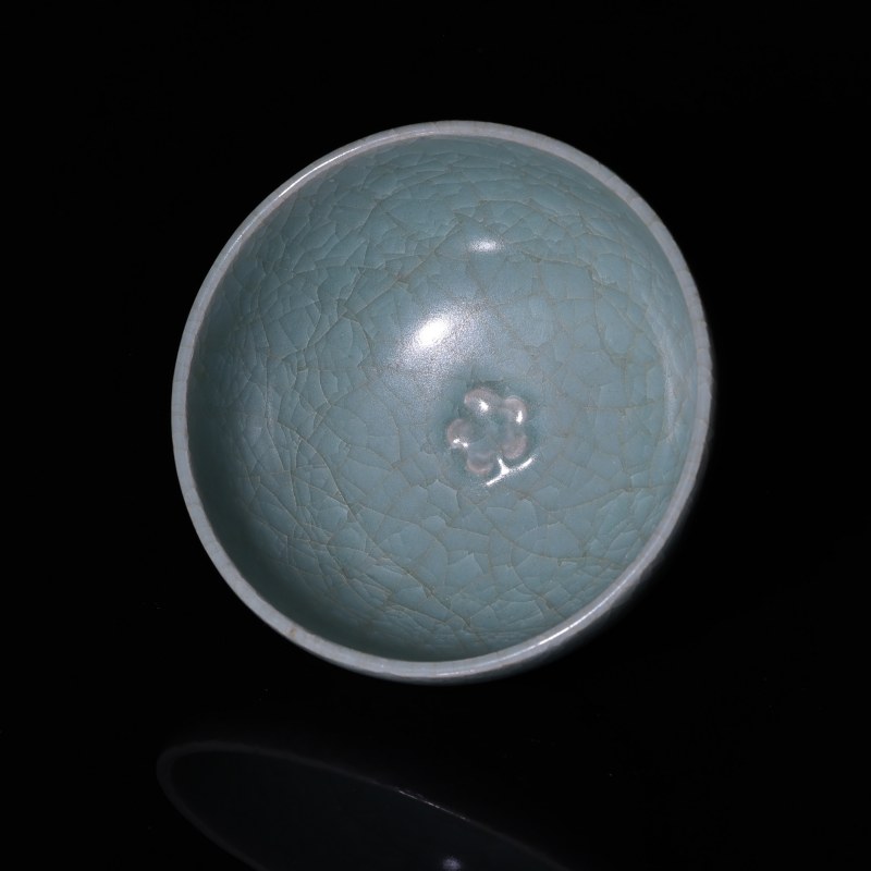 明代 龙泉窑粉青釉贴塑梅花纹泡泡盏 - 图3