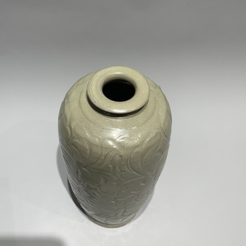 明代 青釉刻花缠枝牡丹纹梅瓶 - 图3