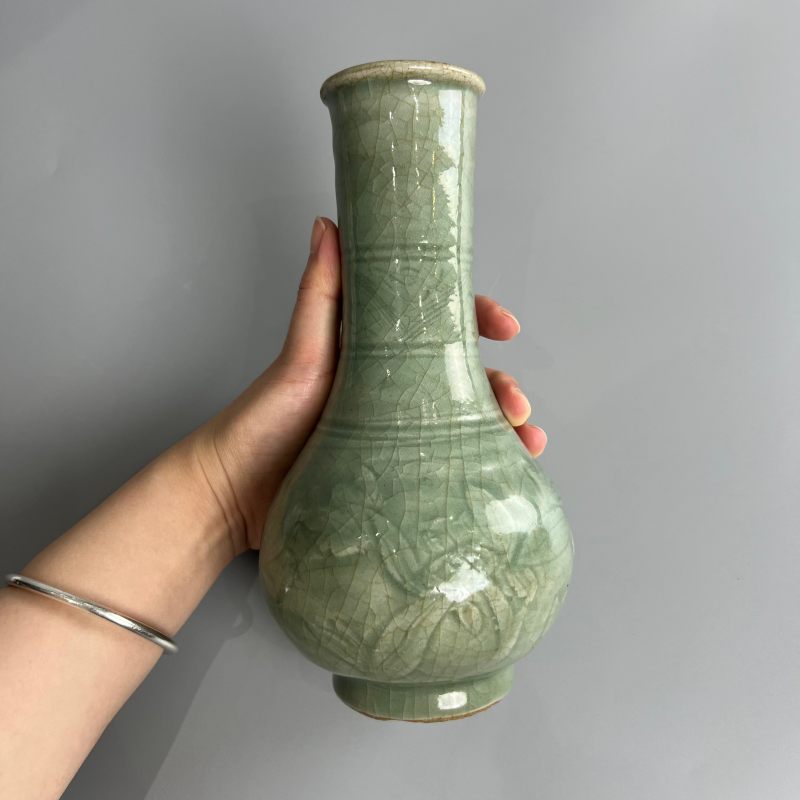 明代 龙泉窑梅子青釉刻花长颈瓶 - 图4