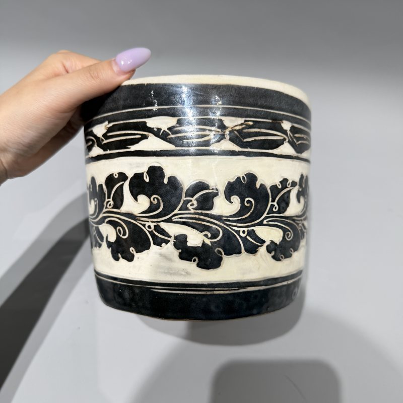 明代 磁州窑黑骚落花卉笔筒 - 图3