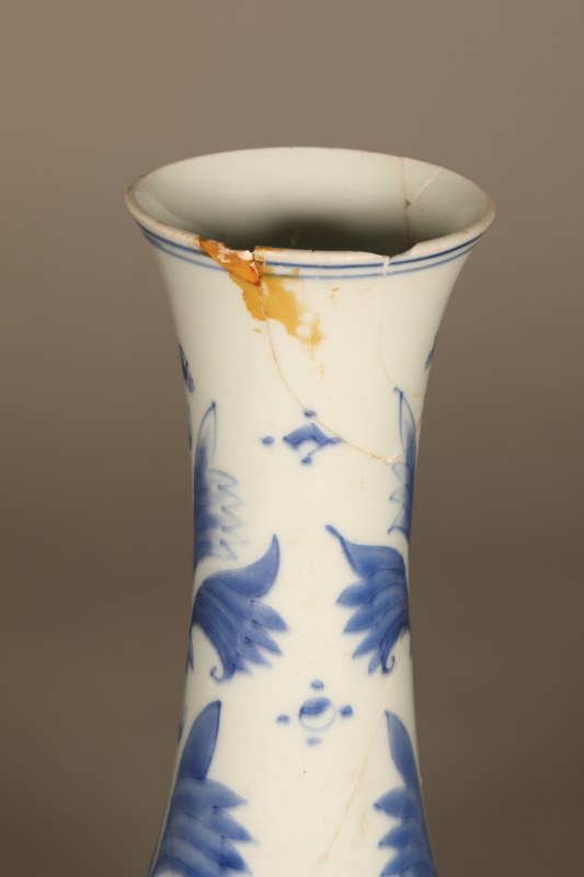 明崇祯 青花人物故事长颈瓶 - 图7