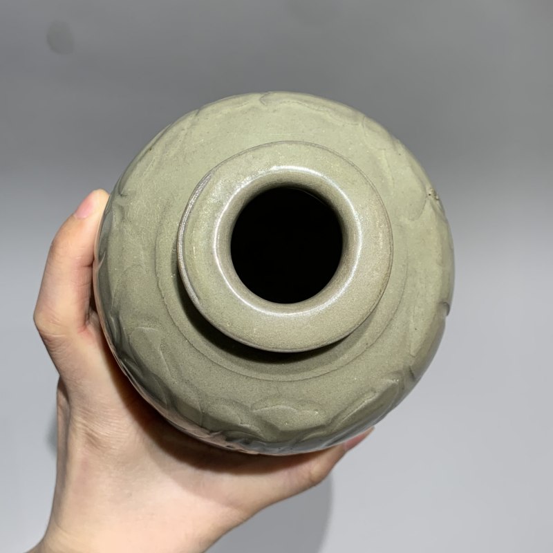 明代 青釉刻花缠枝牡丹纹梅瓶 - 图4