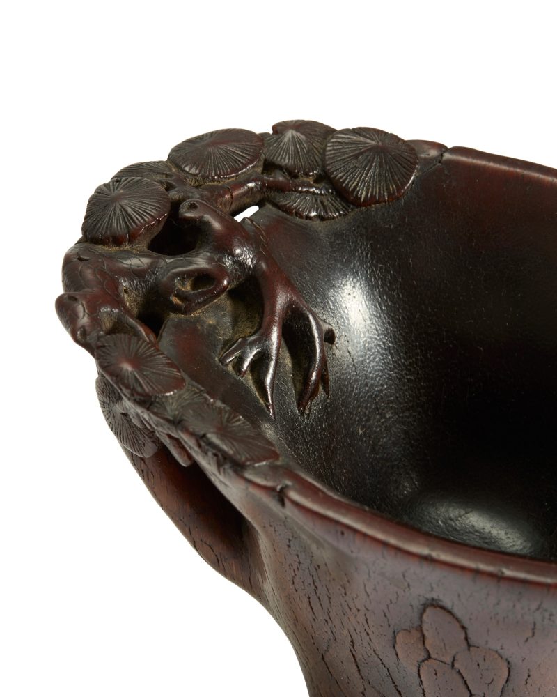 清十七/十八世紀 犀角雕松紋杯 | A Chinese rhinoceros horn ‘pine tree’ libation cup - 图4
