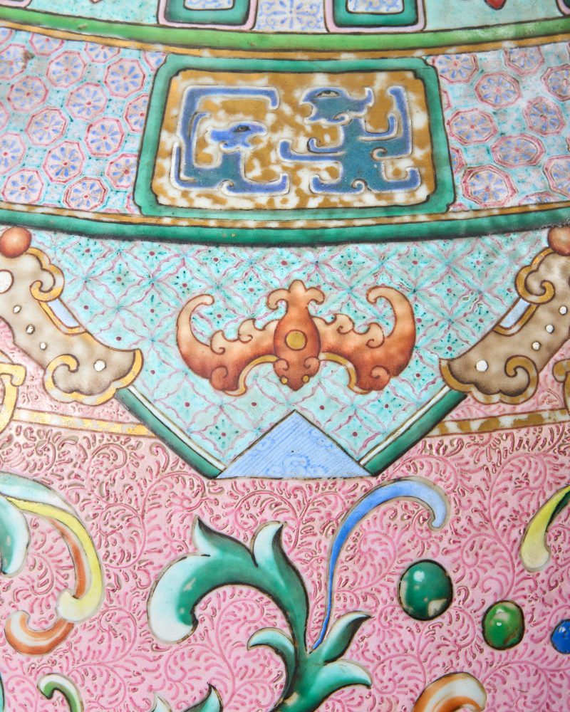 清乾隆/嘉慶 粉地洋彩洋花大瓶 | A rare and magnificent Chinese 'yangcai' famille rose baluster vase of massive proportions - 图15