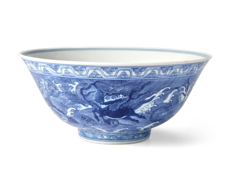 清道光 青花「海獸魚濤」紋碗，青花篆書「大清道光年製」款 | A Chinese blue and white 'sea beasts' bowl - 图2