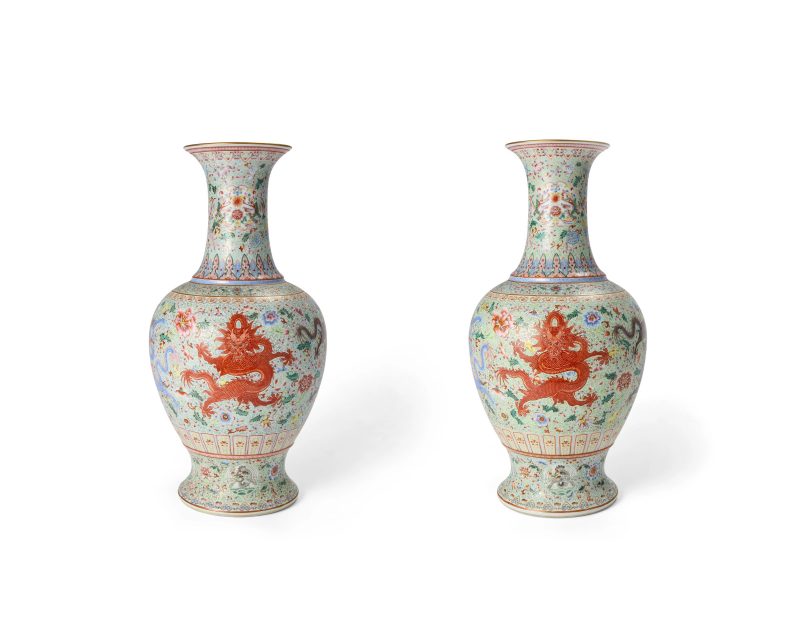 二十世紀 粉彩龍紋瓶一對，礬紅「乾隆年製」寄託款 | A pair of Chinese famille rose ‘dragons’ baluster vases - 图2