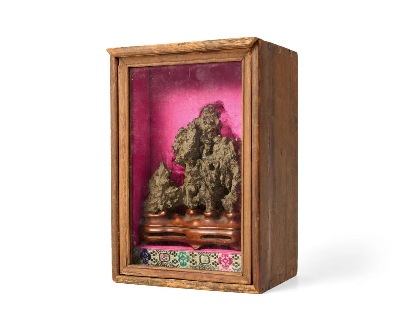 清 靈璧賞石連木座及嵌玻璃木盒 | A Chinese Lingbi scholar's rock with fitted box - 图2