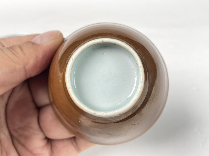 清康熙 外酱釉内青花花篮纹杯一对 - 图7