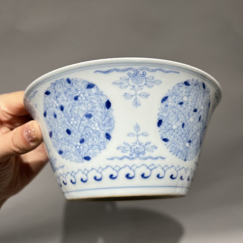 清乾隆 青花淡描团花纹马蹄碗 - 图4