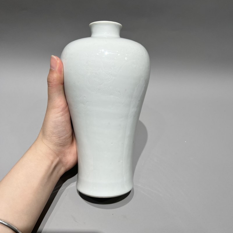 清康熙 白釉暗刻双龙赶珠龙纹梅瓶 - 图2