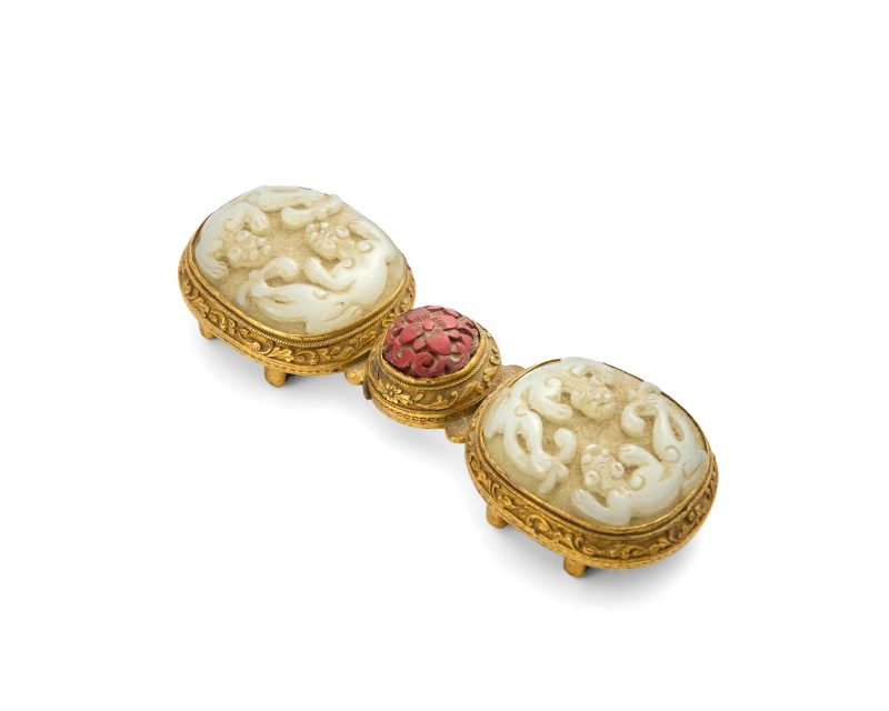清十八/十九世紀 玉雕螭龍紋帶鈎 | A Chinese white jade and cinnabar lacquer-inset gilt-bronze two-part belt buckle - 图1