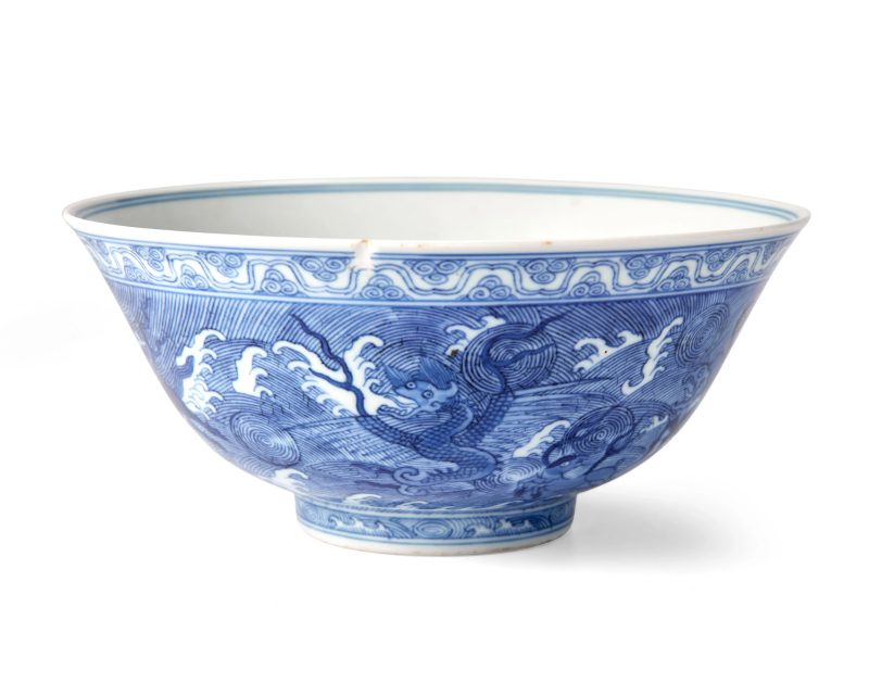 清道光 青花「海獸魚濤」紋碗，青花篆書「大清道光年製」款 | A Chinese blue and white 'sea beasts' bowl - 图3