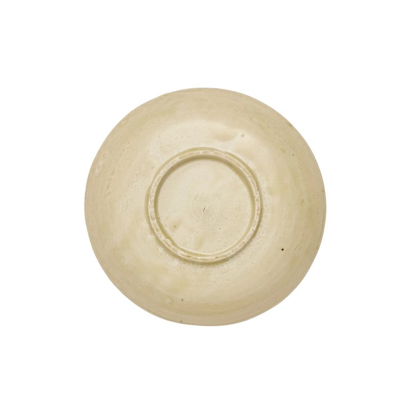 宋/金 定窯白釉模印「並蒂牡丹」紋盤 | A Chinese Ding-type moulded dish - 图2