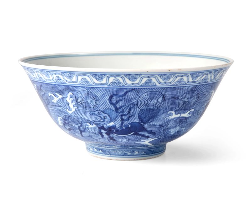 清道光 青花「海獸魚濤」紋碗，青花篆書「大清道光年製」款 | A Chinese blue and white 'sea beasts' bowl - 图4
