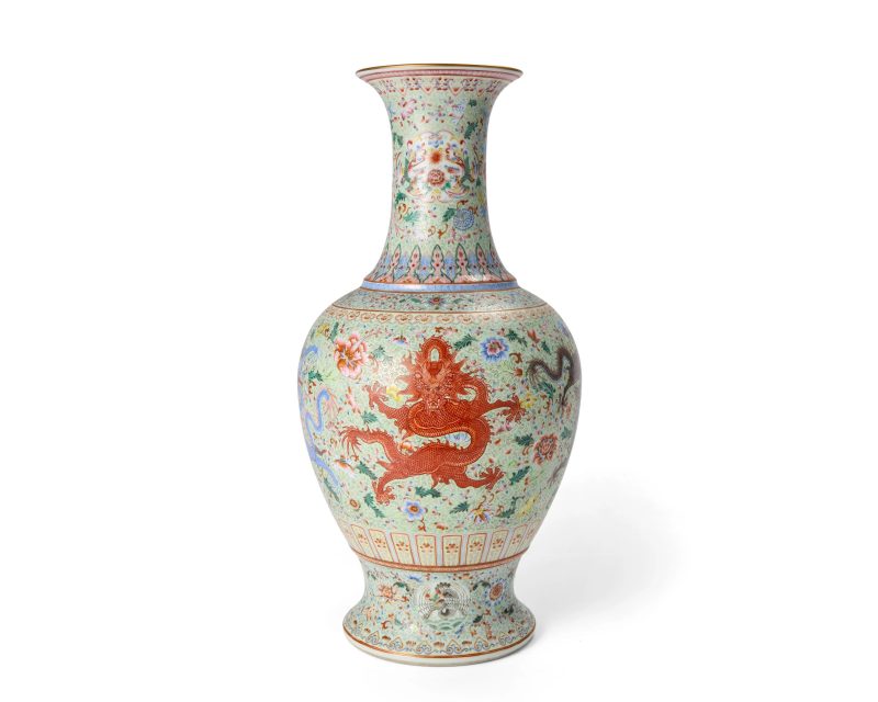 二十世紀 粉彩龍紋瓶一對，礬紅「乾隆年製」寄託款 | A pair of Chinese famille rose ‘dragons’ baluster vases - 图3