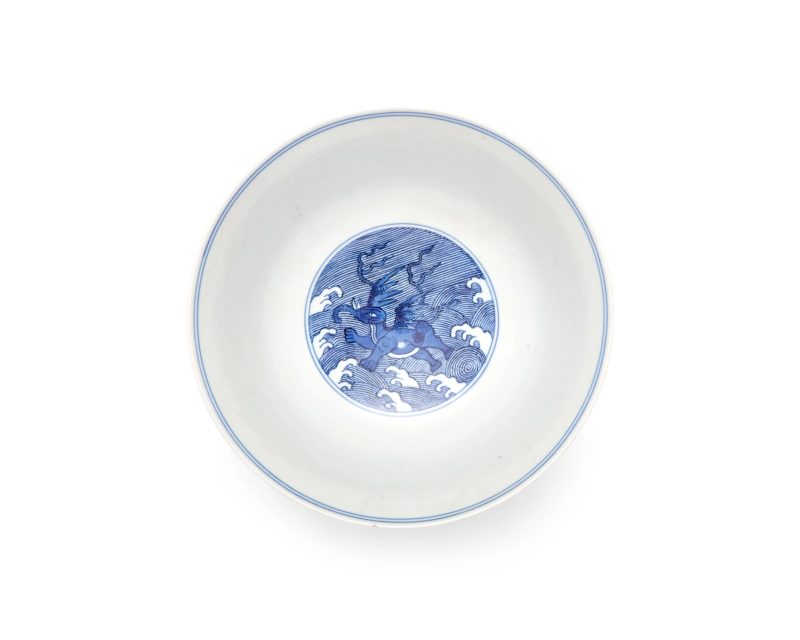 清道光 青花「海獸魚濤」紋碗，青花篆書「大清道光年製」款 | A Chinese blue and white 'sea beasts' bowl - 图5