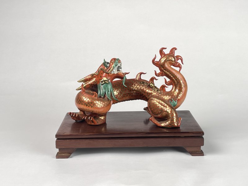 清晚期 粉彩龙型摆件（带木座） - 图2