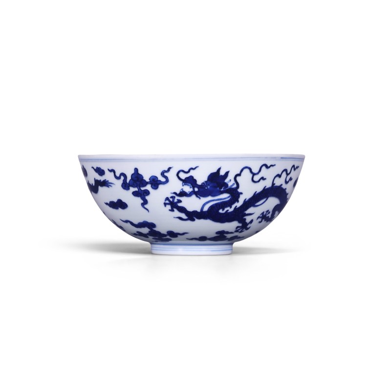 清乾隆 仿明代青花云龙赶珠纹碗