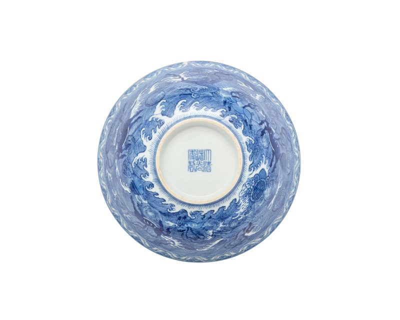 清道光 青花「海獸魚濤」紋碗，青花篆書「大清道光年製」款 | A Chinese blue and white 'sea beasts' bowl - 图6
