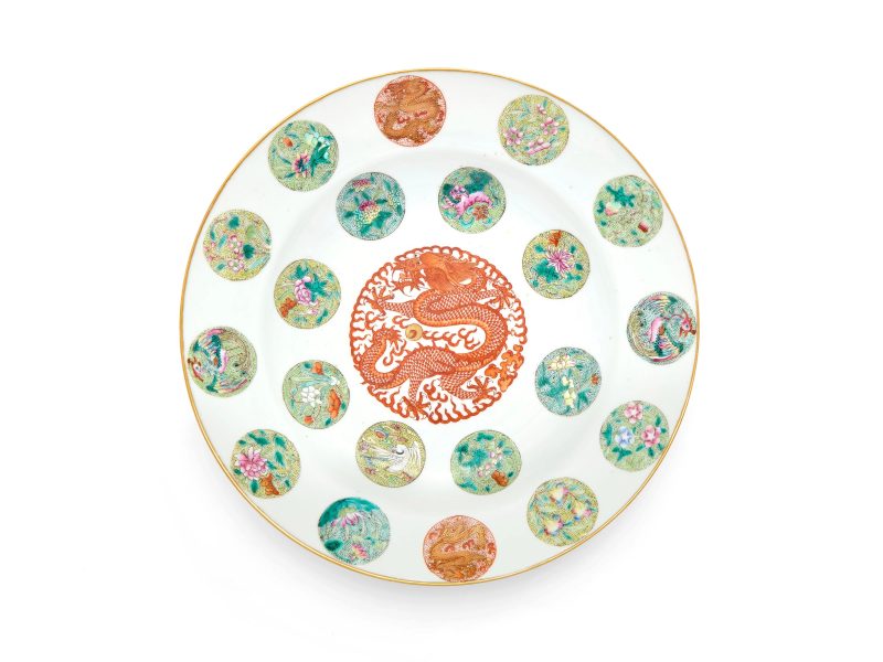 清光緒 粉彩礬紅龍紋盤，礬紅楷書「大清光緒年製」款 | A Chinese famille rose ‘medallions’ dish - 图1