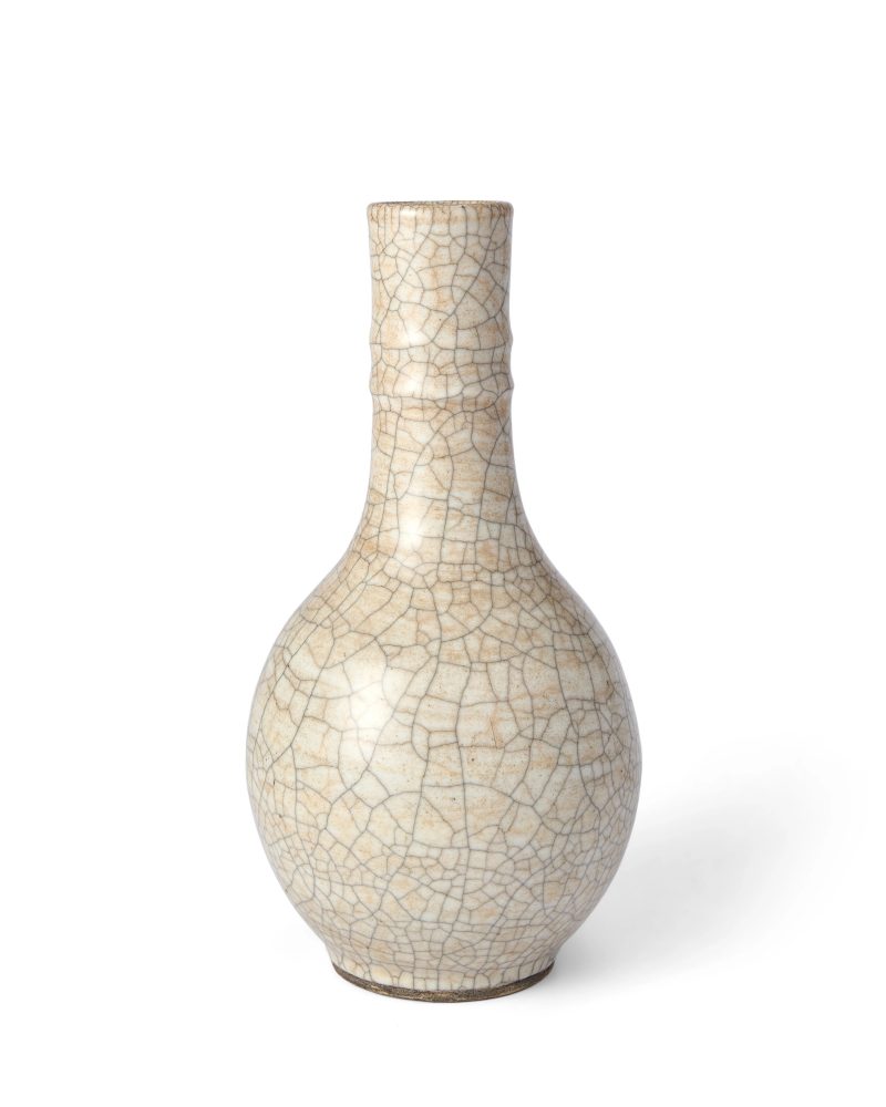 清十八世紀 哥窯風格瓶 | A Chinese crackle-glazed bottle