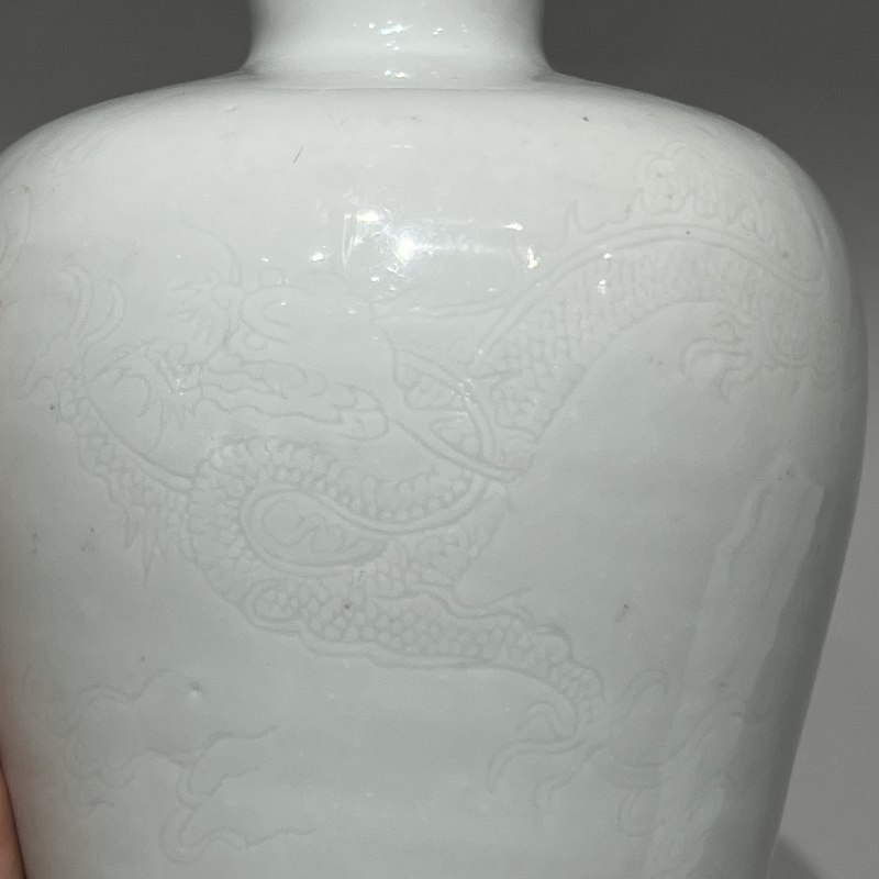 清康熙 白釉暗刻双龙赶珠龙纹梅瓶 - 图3