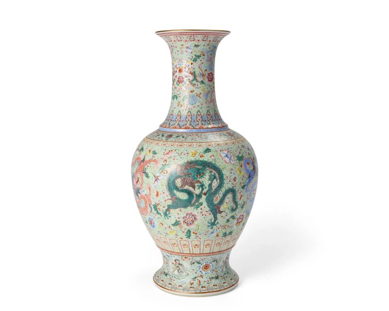 二十世紀 粉彩龍紋瓶一對，礬紅「乾隆年製」寄託款 | A pair of Chinese famille rose ‘dragons’ baluster vases - 图4