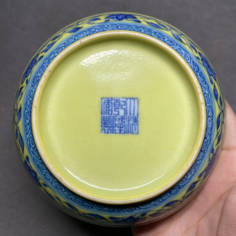 清乾隆 柠檬黄地青花一束莲纹盘 - 图7