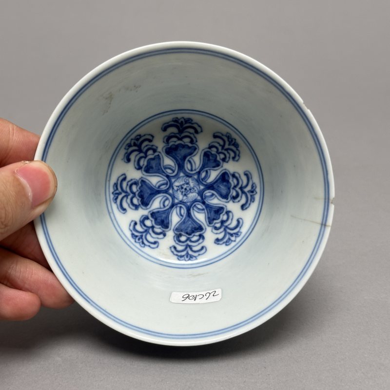 清道光 青花莲托梵文高足杯 - 图3