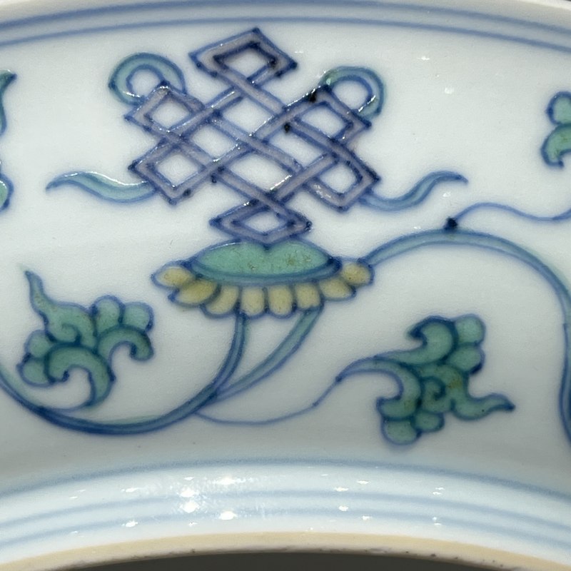 清雍正 青花斗彩内十字杵外莲托八宝纹盘 - 图7