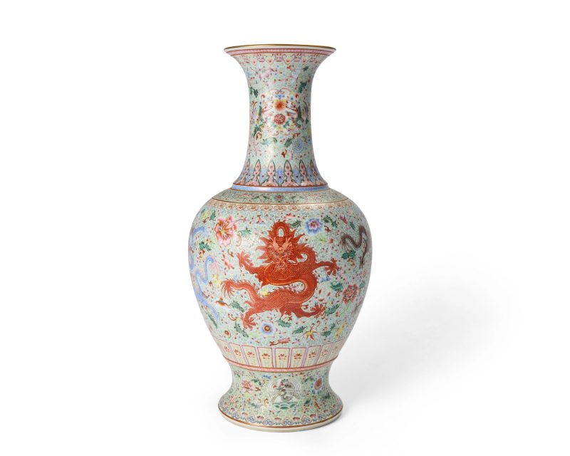 二十世紀 粉彩龍紋瓶一對，礬紅「乾隆年製」寄託款 | A pair of Chinese famille rose ‘dragons’ baluster vases - 图5