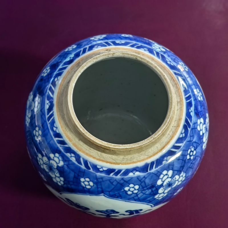 清康熙 青花留白博古纹冰梅罐 - 图5