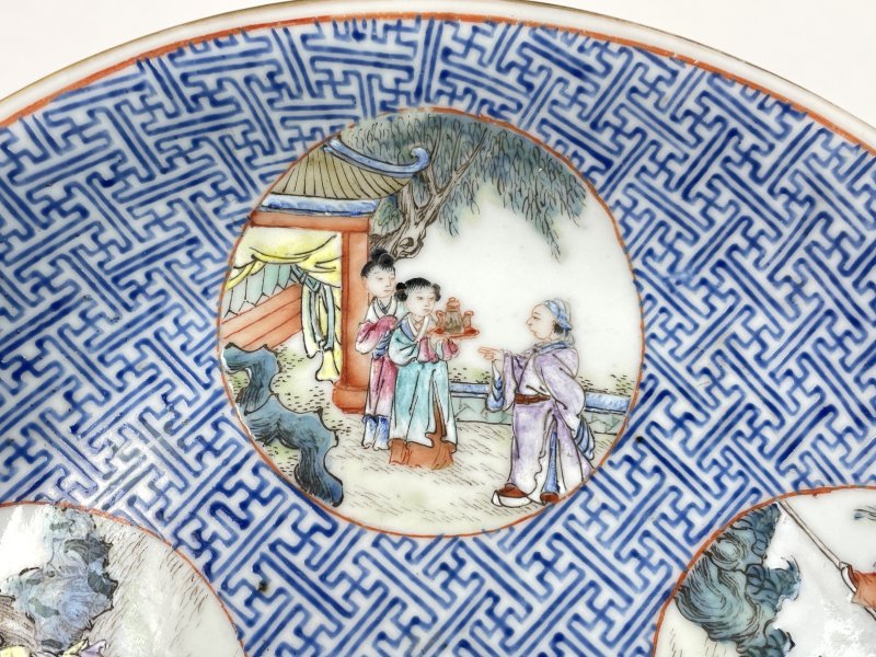 清中期 蓝料彩开窗粉彩西厢记人物故事图盘一对 - 图3